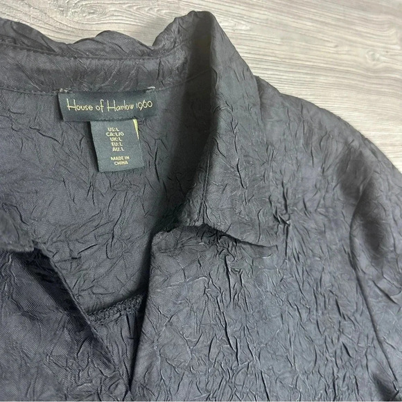 House of Harlow 1960 Black Textured Cropped Button Up Top - Picture 3 of 5